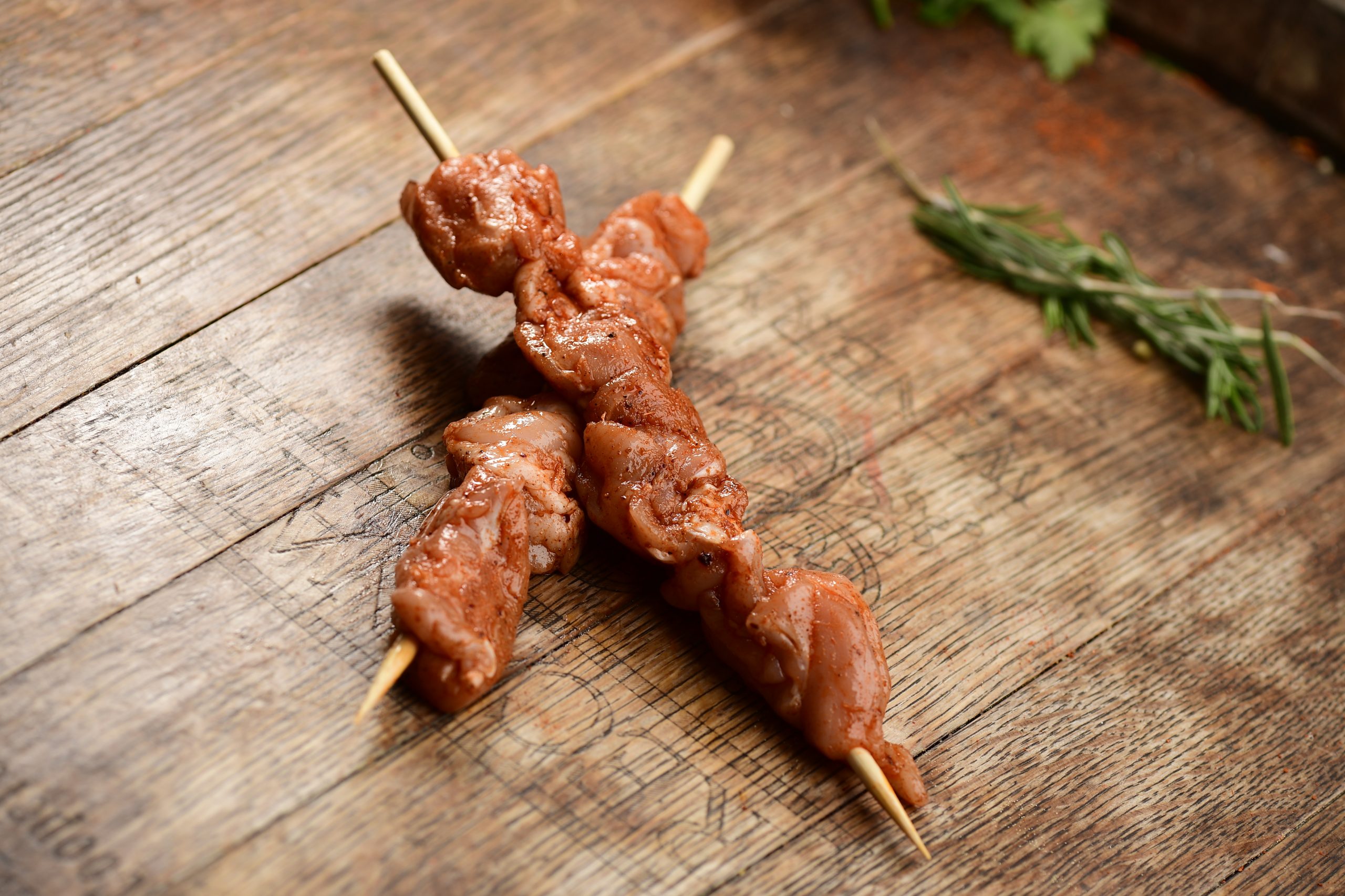 שיפוד פרגית מתובל שיפודי פרגית מתובל